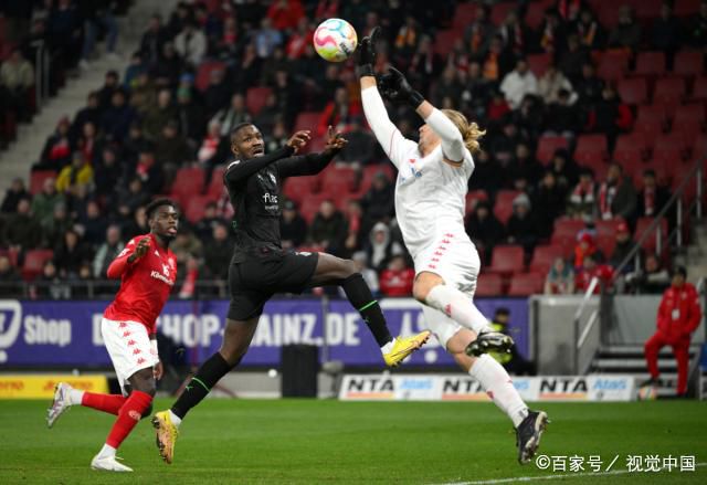 右路角球开到禁区金玟哉头球打在鲁奥身上折射破门，拜仁3-0斯图加特。